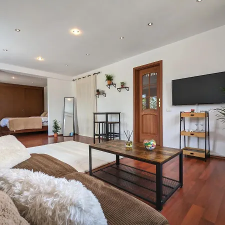 Horizon View - Lakefront Terrace Apartment