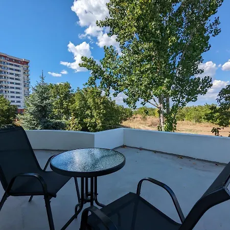 Horizon View - Lakefront Terrace Apartment