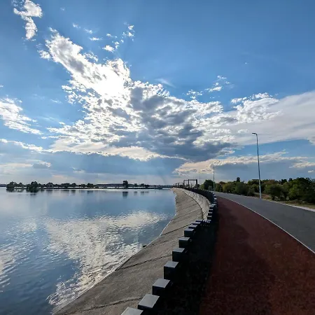 Horizon View - Lakefront Terrace Apartament *