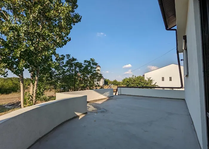 Horizon View - Lakefront Terrace Apartment Bucharest